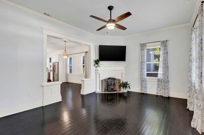 Building Photo - Thomas Square Home