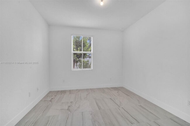 Building Photo - 142 SW 171st Ave