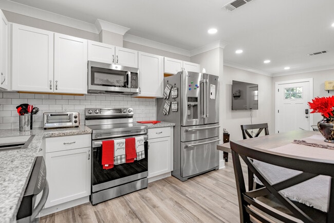 Building Photo - Furnished Duplex - Unit A