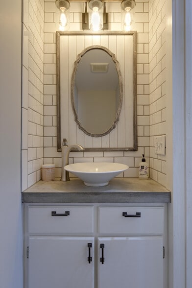 Building Photo - 266 King St W