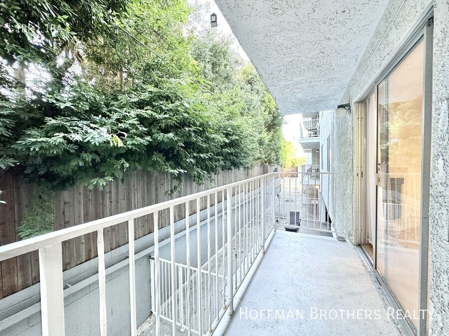 Building Photo - 1515 S Beverly Dr