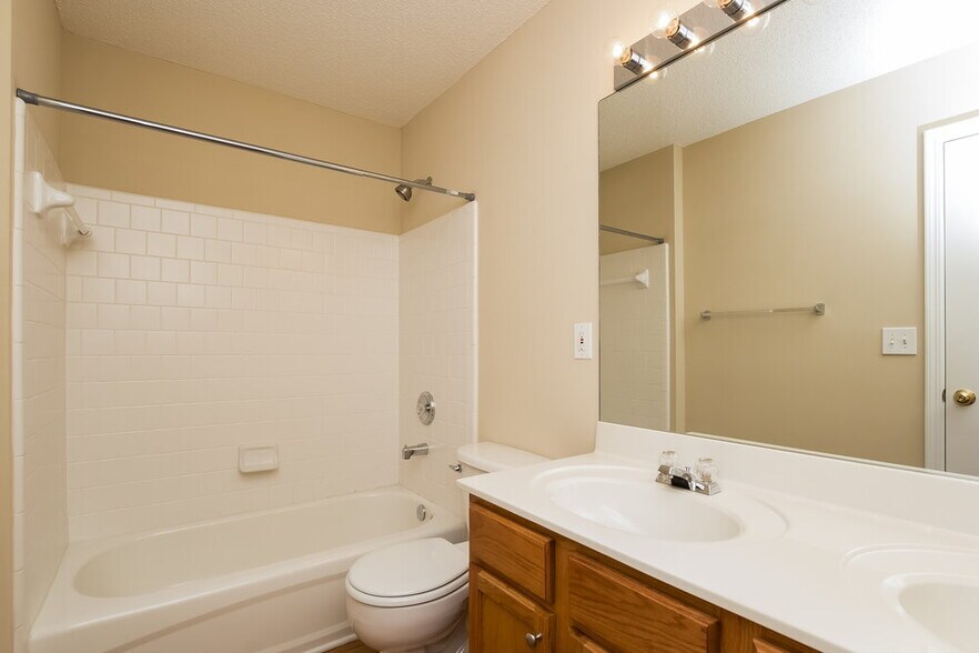 Building Photo - 4425 Ridgefair Dr
