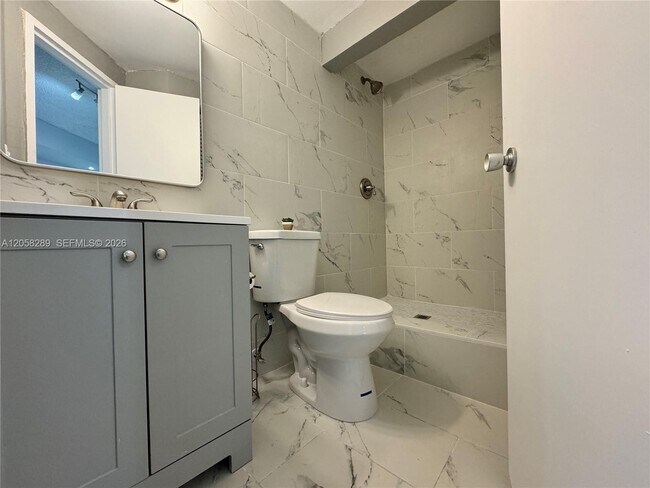 Building Photo - 801 Brickell Bay Dr