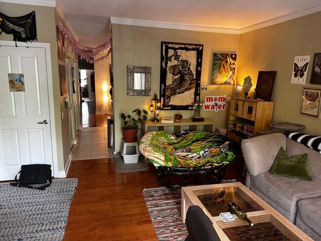 Building Photo - Spacious 3 Bed, 2 Bath Steps to Taylor Street