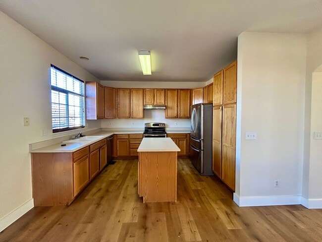 Building Photo - 2BR End Unit Townhome in Rock Creek