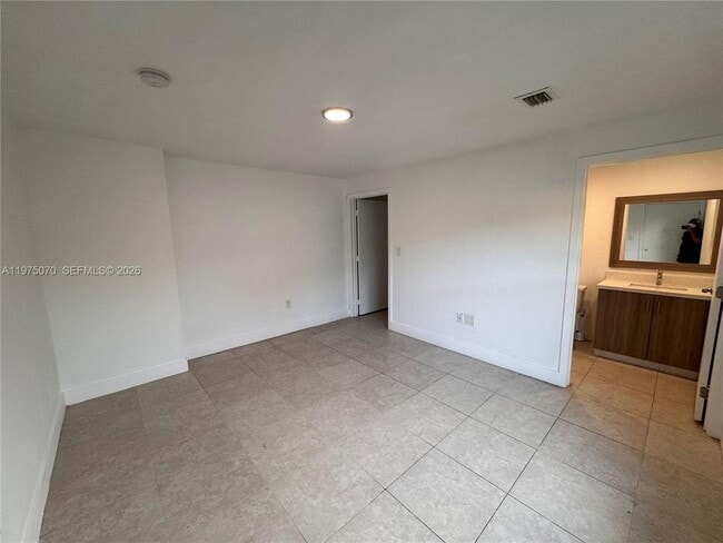 Building Photo - 605 NW 3rd Ave