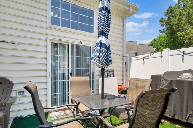 Building Photo - Stunning and Spacious 3 Bedroom 2.5 Bath C...