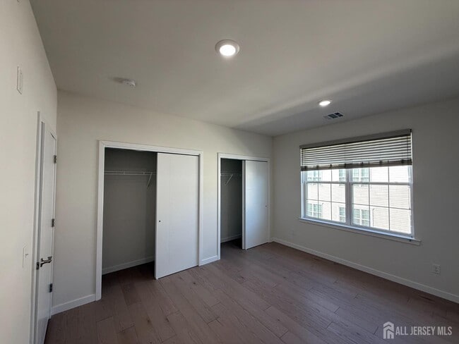 Building Photo - 243 Lohan Dr