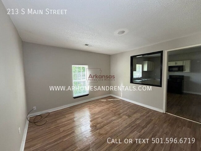 Building Photo - 213 S Main St