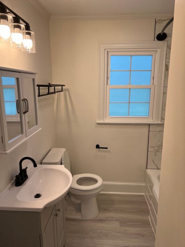 Building Photo - Newly renovated 2Br 1Ba Cottage
