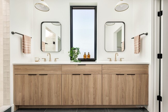 Building Photo - LUX 3BD, 4BA Sunnyside Home with Office and 2-Car Garage