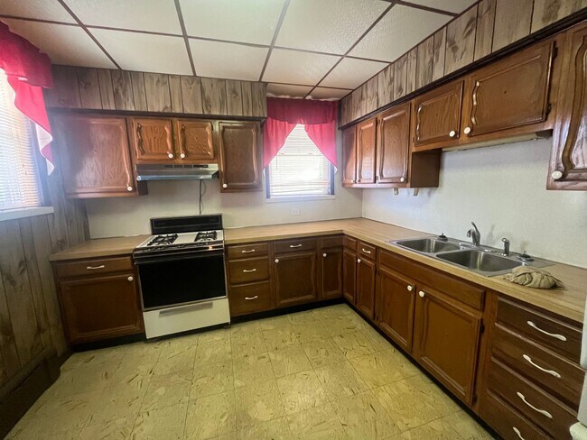 Building Photo - PHA only 3 bedroom, 1 bathroom house