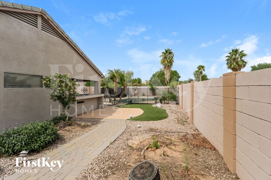Building Photo - 653 S Parkwood