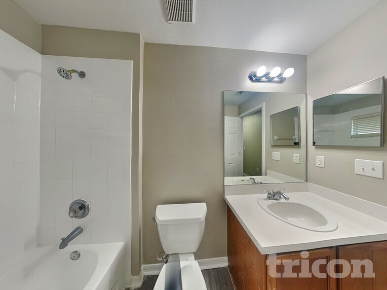 Building Photo - 11759 Lynmoor Dr