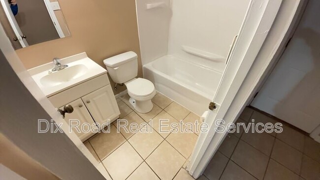 Building Photo - 9-9 E Main St