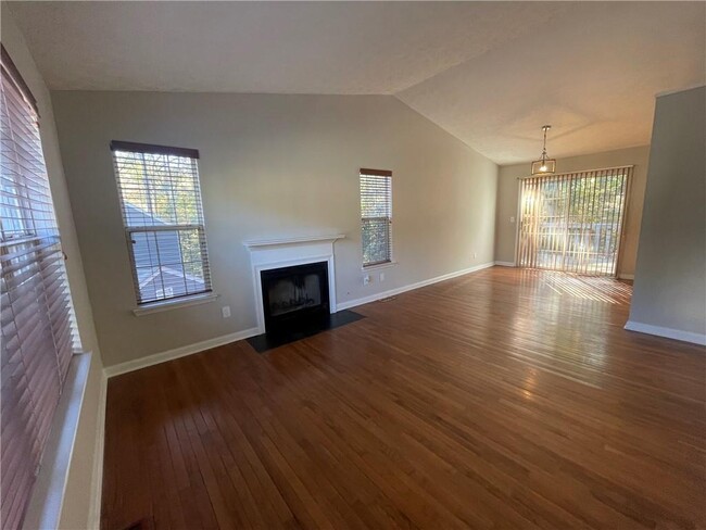 Building Photo - 3015 Cascade Manor Dr