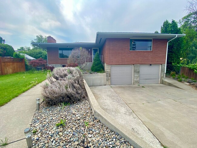 Building Photo - Charming Updated Home Across from Franklin...