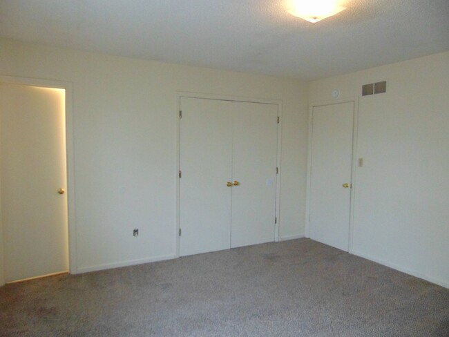 Building Photo - Nice 3 Bedroom 2.5 Bathroom Townhome!