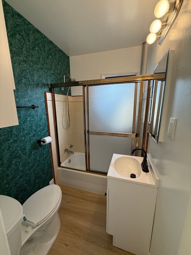 Building Photo - 1033-1035 Bath Lane