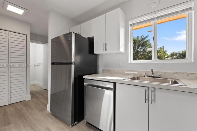 Building Photo - 6255 SW Kendale Lakes Cir