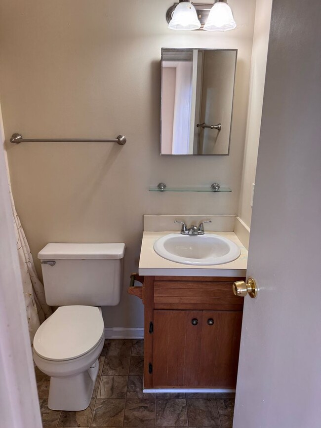 Building Photo - 3 Bedroom || 2.5 Bathroom Townhouse