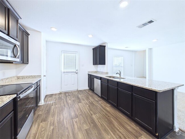 Building Photo - 525 Riverdale Dr