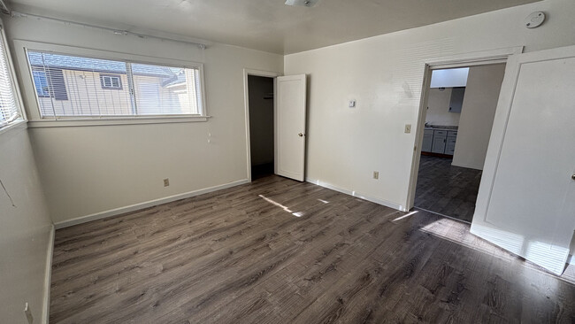 Building Photo - 562 Van Buren St