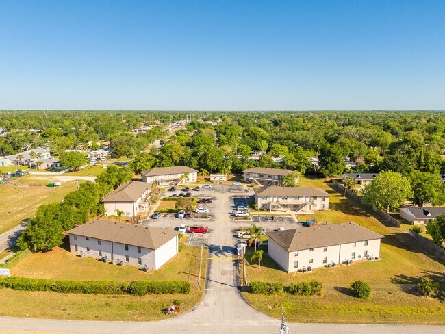 Building Photo - One Bed, One Bath at Royal Palm