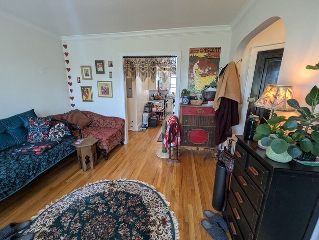 Building Photo - Newly Renovated 1 Bedroom in Rogers Park/L...