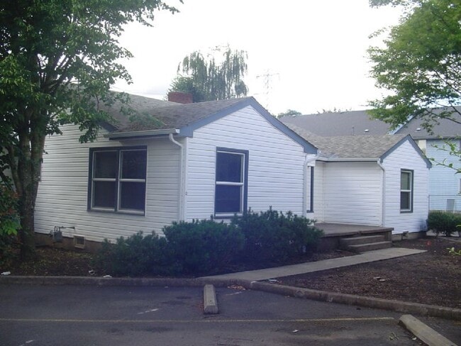 Building Photo - West Springfield near Autzen large home with basement