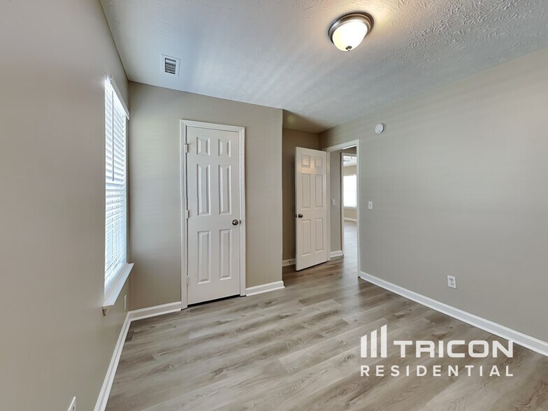Building Photo - 928 Pin Oak Dr