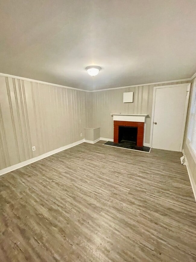 Building Photo - Welcome to this newly renovated, a charming 3-bedroom, 1-bathroom home located in the vibrant cit...