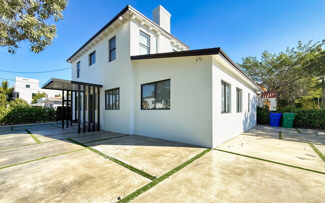 Building Photo - 927 SW 18th Ave