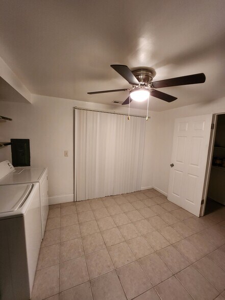 Kitchen facing sliding patio doors - 910 Morningside Ln