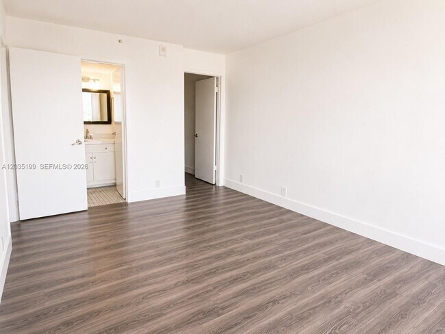 Building Photo - 7601 E Treasure Dr