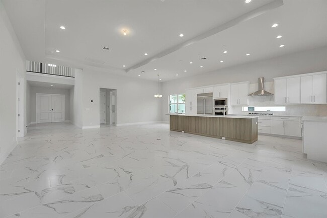 Building Photo - 9341 Crestview Cir