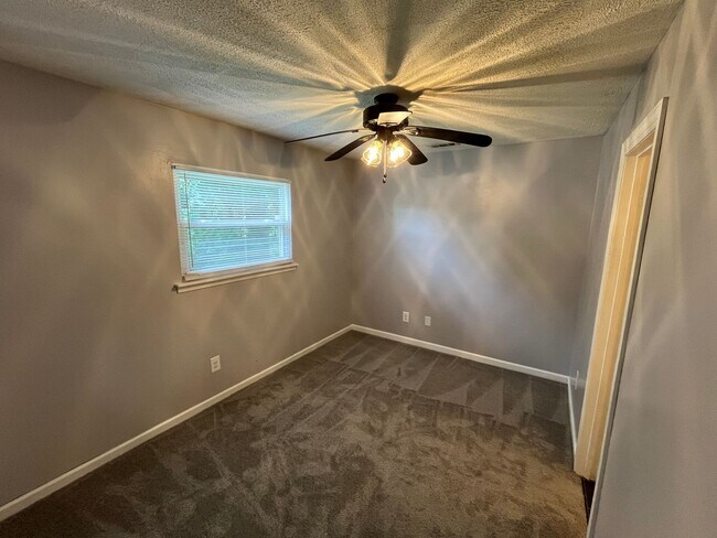 Building Photo - Nice One-Level 3 Bedroom 1.5 Bath Home