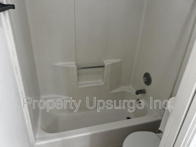 Building Photo - 122 W 5th St