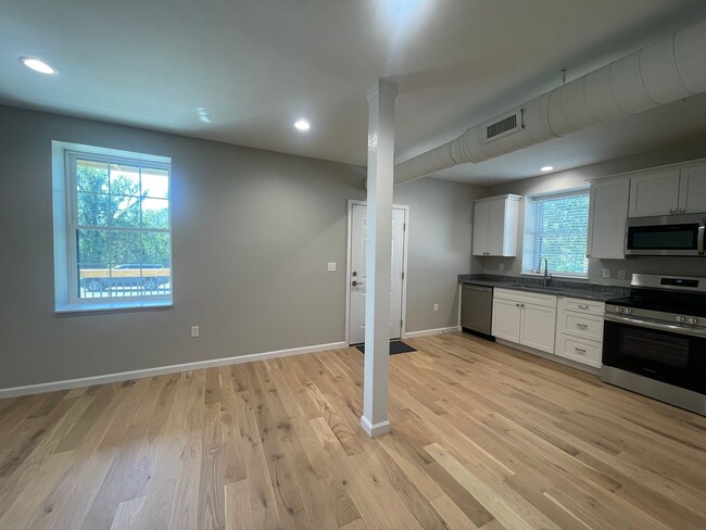 Building Photo - 1 Bedroom / 1 Bath Main Level Apt  Kingspo...