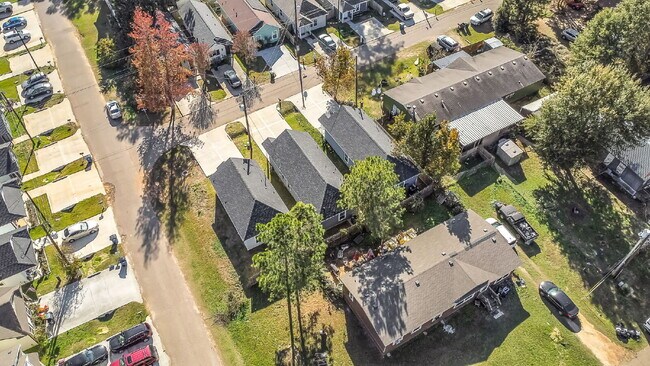 Building Photo - MOVE IN READY - Like NEW built in 2023, this 3 bedroom, 2  bath quaint home provides comfort and ...