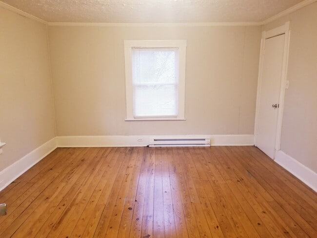 Building Photo - Three Bedroom House off of Campbell Avenue!