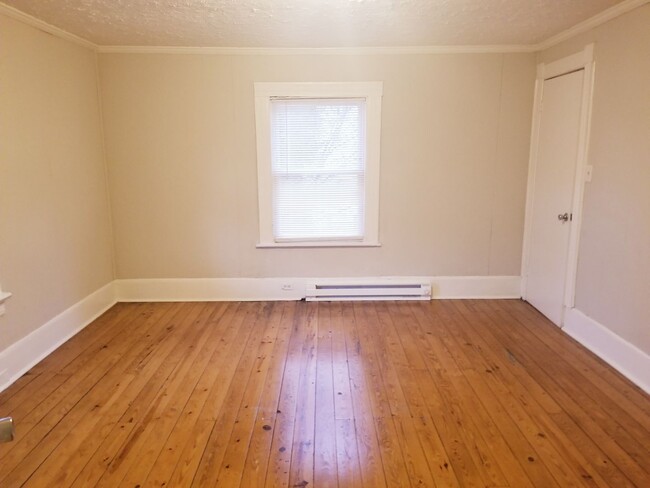 Building Photo - Three Bedroom Two Story House!