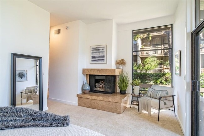 Building Photo - 5226 Marina Pacifica Dr S
