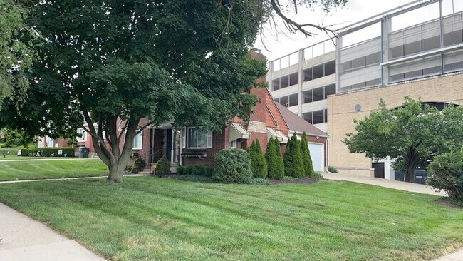 Building Photo - 1076 Sherwood Dr