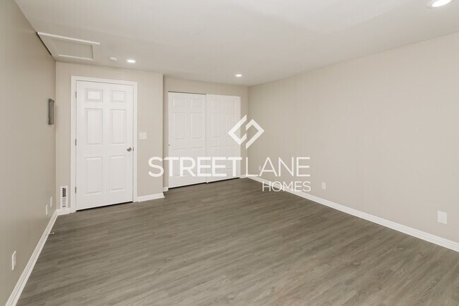 Building Photo - NOW OFFERING FIRST FULL MONTH FREE!!