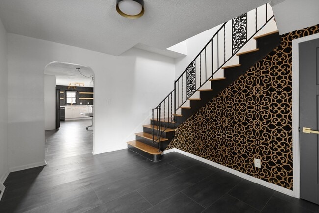 Building Photo - Pendleton Heights 4BR—Updated Historic Cha...