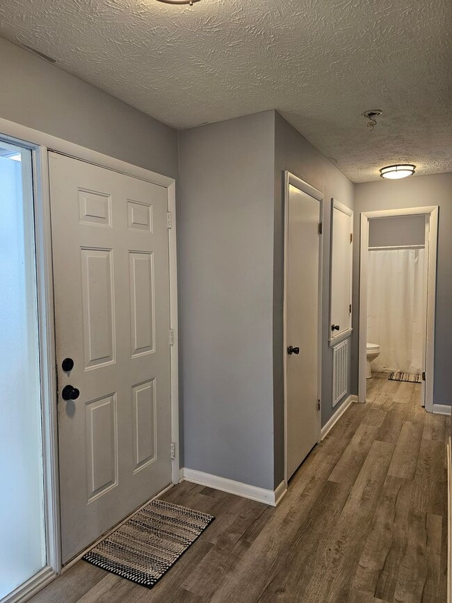 Building Photo - Newly Renovated 2 Bedroom, 2 Bath Condo in...