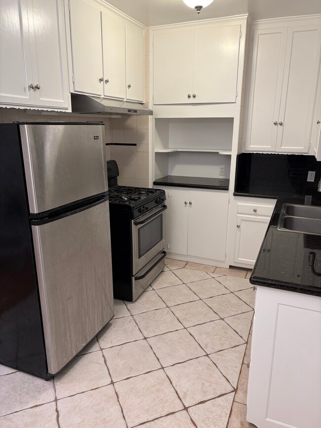 Building Photo - 1644 S Garth Ave