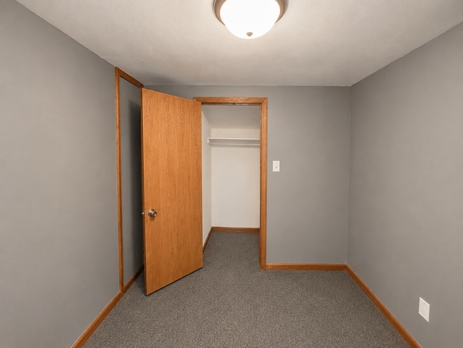 Building Photo - Spacious Family Home Near Schools and Parks in Rock Falls