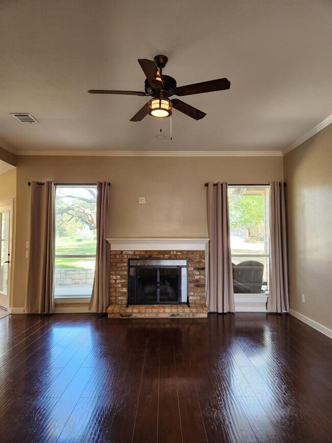 Building Photo - 207 Meadows Ln